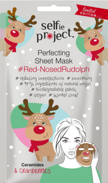 Szara saszetka Selfie Project Perfecting Sheet Mask Red-Nosed Rudolph, z rysunkami reniferów i kobiety z maską-reniferem.