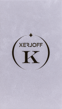 Xerjoff perfumy: okrągłe czarne logo z literą K i napisem Xerjoff na jasnoszarym teksturowanym tle.