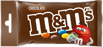 Brązowa paczka M&M's Chocolate z dużym logo, napisem "CHOCOLATE", kolorowymi cukierkami i czerwoną postacią.