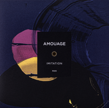 Amouage Imitation Man, woda perfumowana. Czarne pudełko z etykietą i abstrakcyjnymi smugami fioletu i złota.