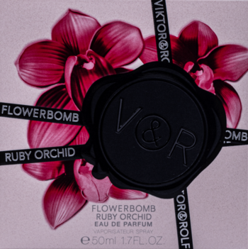 Viktor&Rolf Flowerbomb Ruby Orchid EDP w różowym pudełku z motywem orchidei i czarną pieczęcią V&R, widok z przodu.