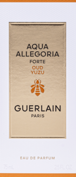 Białe opakowanie Guerlain Aqua Allegoria Forte Oud Yuzu Eau de Parfum z beżową etykietą i pszczołą.