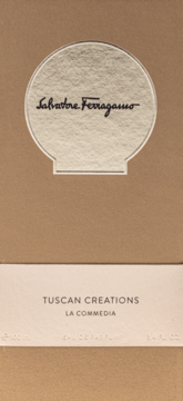 Woda perfumowana Salvatore Ferragamo Tuscan Creations La Commedia w beżowym kartoniku z okrągłym logo, widok z przodu.