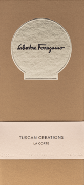 Widok z przodu: Pudełko wody perfumowanej Salvatore Ferragamo Tuscan Creations La Corte 100 ml. Brązowe, z kremowymi panelami.