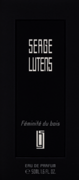 Czarne opakowanie Serge Lutens Féminité du bois Eau de Parfum, ze srebrnymi literami i logo, widok z przodu.