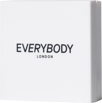 Białe opakowanie cienia do powiek Everybody London Champagne o'Clock z logo na froncie, widok z przodu pod kątem.