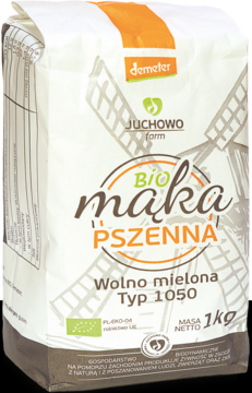 Biała torebka 1kg BIO mąki pszennej Juchowo Farm typ 1050, z wiatrakiem i logiem Demeter, widok z przodu.