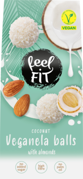 Wegańskie kulki kokosowe Feel FIT Veganela z migdałami, z orzechem w środku, na tle liści palmowych.