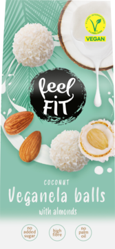 Wegańskie kulki kokosowe Feel FIT Veganela z migdałami, z orzechem w środku, na tle liści palmowych.