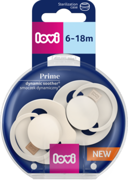 Dwa beżowe smoczki LOVI Prime 6-18m, dynamiczne, w niebieskim blistrze z etui do sterylizacji.