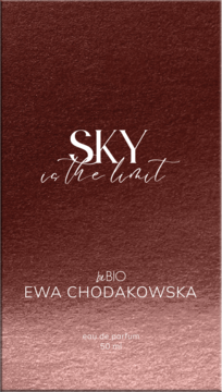 Frontowe bordowe opakowanie wody perfumowanej Sky is the limit beBIO Ewa Chodakowska 50 ml, z gradientem i białymi napisami.