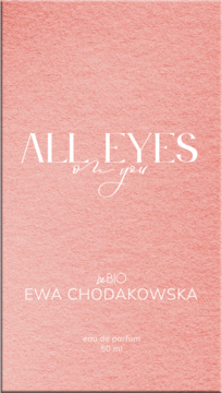 Kobieca woda perfumowana All Eyes on You Ewa Chodakowska. Różowe, teksturowane pudełko z eleganckim złotym napisem.