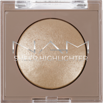 Rozświetlacz NAM Sheer Highlighter 01 Sunrise, beżowo-złoty, w przezroczystym, kwadratowym opakowaniu.