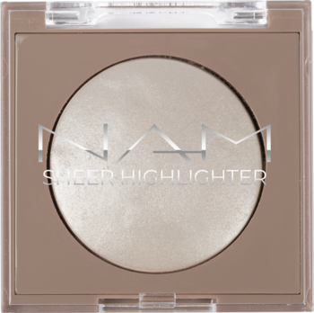 NAM Sheer Highlighter 02 Cold Champagne. Kwadratowy, transparentny kompakt z perłowym pudrem, widok z góry.