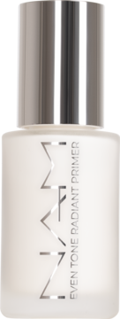 NAM Even Tone Radiant Primer, rozświetlająca baza w matowej białej butelce z srebrnym zamknięciem, widok z przodu.