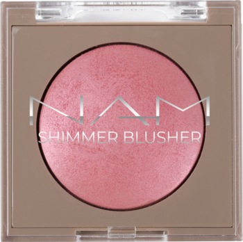 NAM Shimmer Blusher 01 Strawberry Lemonade. Rozświetlający róż w różowo-koralowym odcieniu, kwadratowy kompakt, widok z góry.