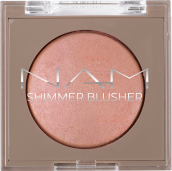 NAM Shimmer Blusher Peach Ice Tea, rozświetlający róż w pudrze, widok z góry, w kwadratowym opakowaniu.