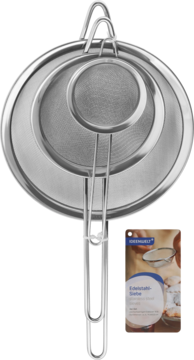 Zestaw trzech okrągłych sit ze stali nierdzewnej, srebrnych, z uchwytami, zawieszonych na haczyku, widok z przodu.