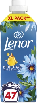 Butelka Lenor płynu do płukania tkanin Perfume Therapy XL PACK, 47 prań, niebieska etykieta z błękitnymi kwiatami.