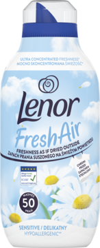 Biała butelka Lenor Fresh Air Sensitive hipoalergiczny płyn do płukania, 50 prań, z niebieskimi chmurami i stokrotkami.