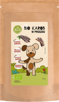 Front brązowej torebki Bio Karob w proszku Helpa, z etykietą przedstawiającą psa i strąki karobu. Słodki, bez kofeiny.