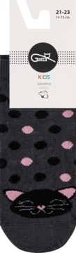 Szare dziecięce skarpetki Gatta w czarno-różowe kropki, z głową czarnego kotka o różowych uszach, widok z przodu.