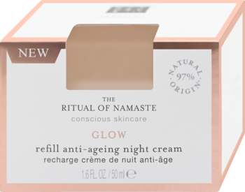 Beżowe pudełko NEW Ritual of Namaste Glow refill anti-ageing night cream, widok z przodu, 97% naturalny.