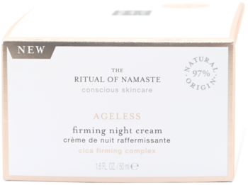 Białe pudełko kremu Rituals The Ritual Of Namaste Ageless night cream, CICA Complex, 97% naturalny, widok z przodu.