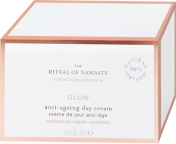 Rituals The Ritual Of Namaste Glow, anti-ageing day cream z Bakuchiol, pudełko peach i białe, widok z przodu.