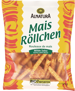 Żółto-pomarańczowa paczka Alnatura Mais Röllchen Milde Salsa, z oknem pokazującym chrupiące paluszki kukurydziane.