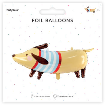 Balon foliowy jamnik PartyDeco w opakowaniu z kropkami. Jasnobrązowy pies w pasiastym ubranku, widok z przodu.