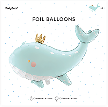 Balon foliowy PartyDeco, jasnoniebieski wieloryb w złotej koronie, na białym opakowaniu w kropki.