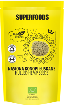 Żółta torebka BioPlanet SUPERFOODS Hulled Hemp Seeds z grafiką słonecznika i nasionami w środku, widok z przodu.