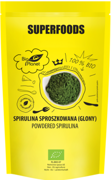 Żółta saszetka ekologicznej spiruliny w proszku Bio Planet, z miską zielonego proszku i napisem "SUPERFOODS".
