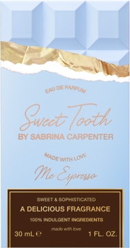 Przód opakowania Sabrina Carpenter Sweet Tooth Me Espresso EDP 30ml. Błękitny z czekoladowym wzorem i brązowym dołem.