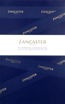 Zestaw Lancaster My Comforting Cleansing Routine w ciemnoniebieskim pudełku z krzyżującymi się niebieskimi wstążkami.