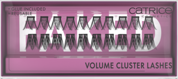 Różowe opakowanie Catrice Faked Volume Cluster Lashes. Widoczne czarne, sztuczne rzęsy w kępkach, z klejem, wielokrotnego użytku.