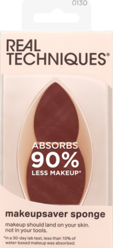 Real Techniques Makeupsaver Sponge. Brązowa, owalna gąbka w jasnoróżowym opakowaniu, przód. Wchłania 90% mniej.