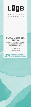 LAAB, żel do twarzy SPF 50 normalizująco-ochronny z ceramidami i matchą. Biała etykieta, błękitne tło.