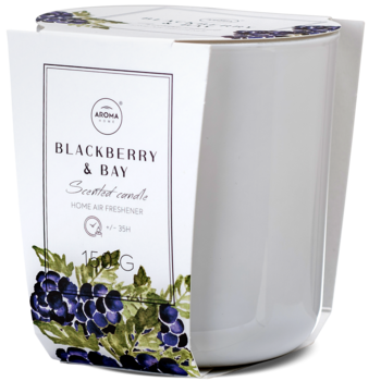 Biała świeca zapachowa Aroma Home Blackberry & Bay w szkle, częściowo w białym pudełku z grafiką jagód, widok pod kątem.