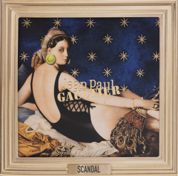 Jean Paul Gaultier Scandal, plakat damskich perfum z leżącą kobietą w czarnym stroju, niebieskie tło w gwiazdki.