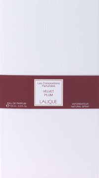Białe pudełko wody perfumowanej Lalique Velvet Plum z poziomym bordowym paskiem i etykietą centralnie.