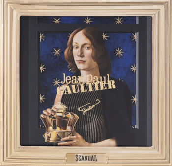 Jean Paul Gaultier Scandal Pour Homme, obraz z mężczyzną trzymającym flakon perfum z koroną, w złotej ramie.