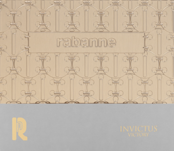 Złoto-szary zestaw prezentowy Paco Rabanne Invictus Victory, z logo rabanne i wzorem na górze, widok z przodu.
