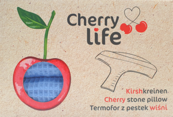 Opakowanie termoforu menstruacyjnego Cherry Life z pestek wiśni. Widoczna grafika wiśni z niebieskim wkładem i kształt poduszki.