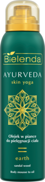 Bielenda Ayurveda Earth olejek w piance, ciemnozielona butelka spray ze złotą nakrętką i logo, widok z przodu.