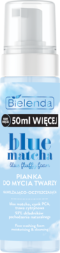 Bielenda Blue Matcha nawilżająca pianka do mycia twarzy w jasnoniebieskiej butelce z białą pompką, widok z przodu.