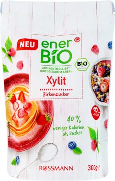 EnerBIO Xylit Birkenzucker 300g, białe opakowanie z czerwonym logo, widok z przodu, z naleśnikami.