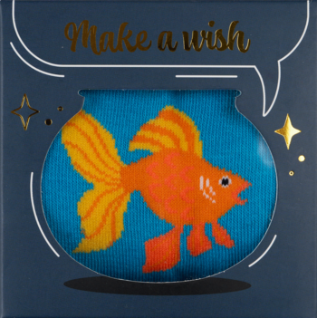 Niebieskie skarpetki damskie ze złotą rybką w akwarium, w granatowym pudełku z wycięciem i napisem 'Make a wish'.