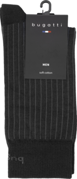 Czarne skarpetki męskie Bugatti z cienkimi prążkami, z metką "MEN soft cotton", prezentowane frontalnie.